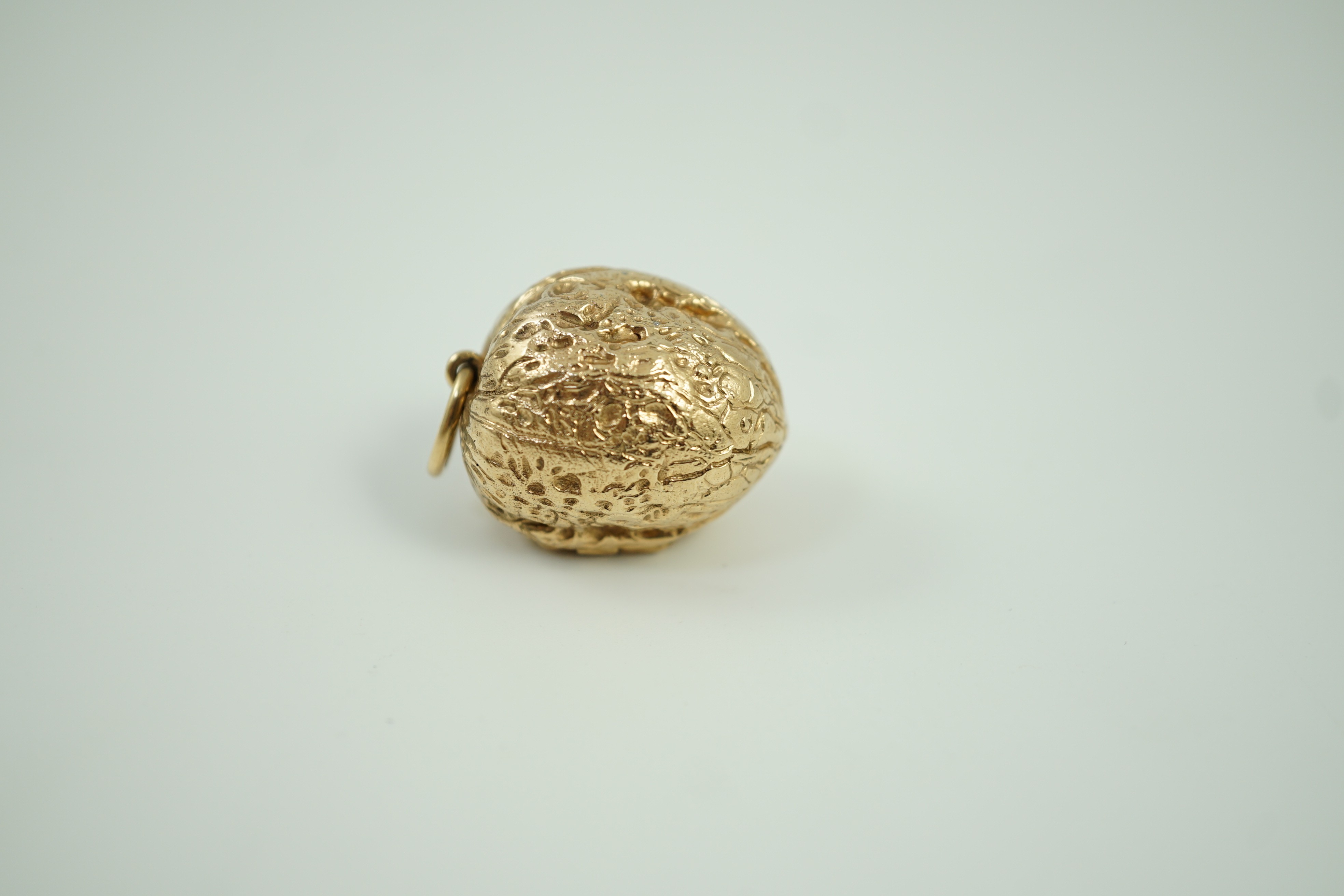 A modern 9ct gold novelty locket pendant, modelled as a walnut, 28mm, 26.7 grams.